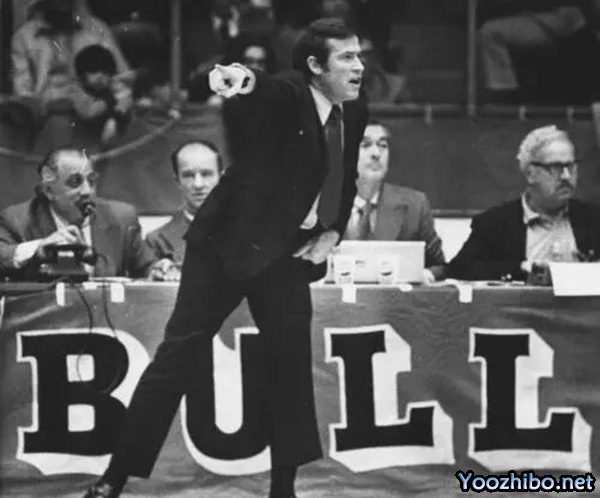1970-71赛季，迪克-莫塔如何引领芝加哥<a href=/lanqiubofang/bulls/ target=_blank class=infotextkey>公牛</a>队逆袭，揽获最佳教练殊荣