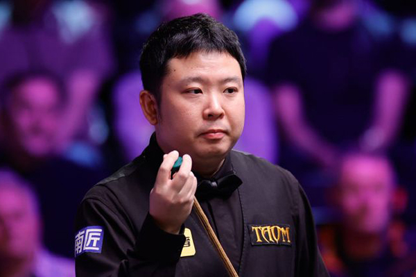 北京时间12月2日凌晨，2025斯诺克英锦赛正赛首轮继续在英国约克进行。一场焦点对决中，中国选手张安达在3-5落后的绝境下连救两个赛点，最终以6-5逆转15号种子加里·威尔逊，惊险闯入16强；1/8决赛他将与同胞赵心童上演“中国德比”。 比赛进程：五度平分，决胜局才见生死 开局互探：威尔逊打出单杆58分先声夺人，张安达随即回敬单杆87分、73分，以2-1反超。 中场胶着：第四局威尔逊多次上手扳平比分；休息归来他又凭借单杆52分、65分、91分，一度5-3拿到赛点。 绝境反击：背水一战的张安达先以83-35挽救一个赛点，第10局再轰单杆77分，5-5把比赛拖入决胜局。 决胜时刻：第11局两人均谨慎防守，威尔逊长台失准留下破绽，张安达上手打出单杆56分，最终以65-15锁定胜局，完成6-5绝杀。 数据盘点 张安达：全场3杆50+（87、73、77），1杆制胜，防守成功率78%。 加里·威尔逊：4杆50+（58、52、65、91），进攻火力略占优，但关键局失误致命。 赛后声音 张安达坦言：“3-5落后时我没想太多，只想把每一杆防守做好。最后能赢下来有些运气，但也证明坚持是有回报的。”谈到下轮与赵心童的“内战”，他希望“两人都能发挥出最好水平，为观众奉献精彩比赛”。 下一轮对阵 张安达 vs 赵心童（16进8，时间待定）。随着这场胜利，本届英锦赛已有斯佳辉、吴宜泽、庞俊旭、<a href=/zonghebofang/dingjunhui/ target=_blank class=infotextkey>丁俊晖</a>、赵心童、张安达共6名中国选手跻身16强，刷新历史最佳战绩。