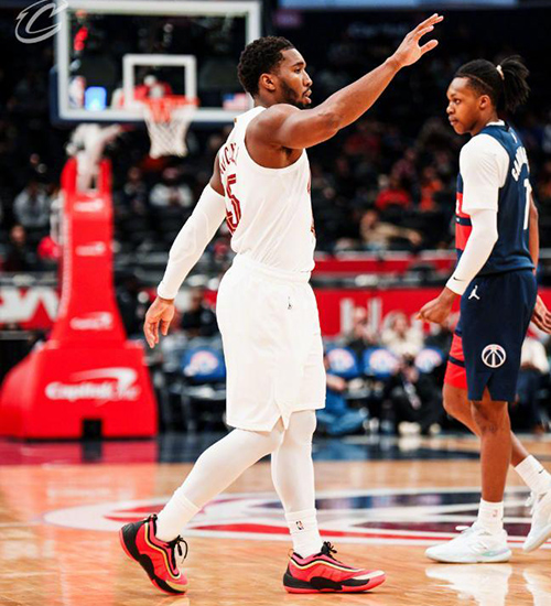 末节狂轰45分逆转!米切尔48分封神 骑士13连胜<a href=/lanqiubofang/wizards/ target=_blank class=infotextkey>奇才</a>