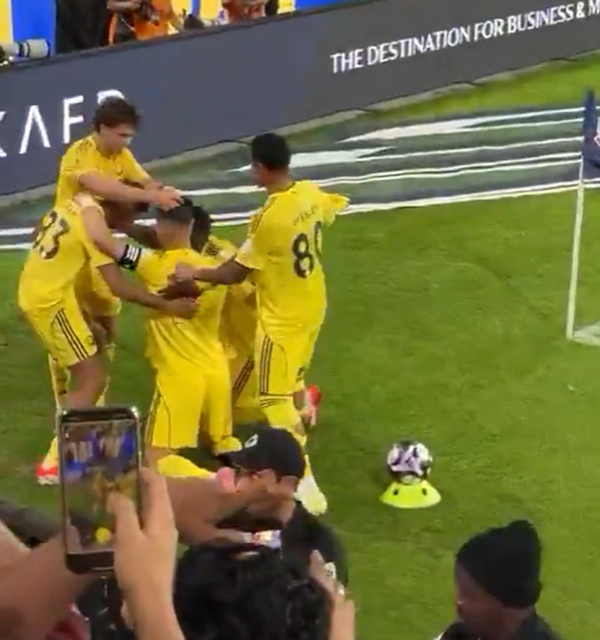 绝杀瞬间！<a href=/qiuxing/zuqiubofang/122.html target=_blank class=infotextkey>菲利克斯</a>给C罗戴上“胜利信物”，C罗跳舞回应嗨爆！